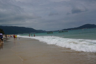 三亚海边漫步 海浪轻拍沙滩