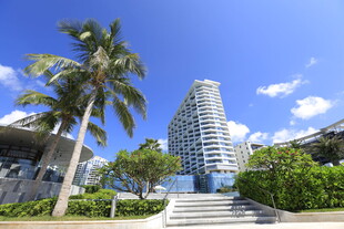 三亚海滨城市高楼与棕榈树景观