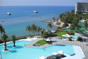 三亚海滨度假泳池美景