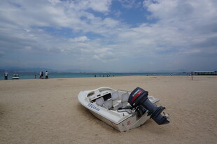 三亚沙滩上的小船与蔚蓝大海