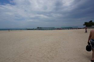 三亚沙滩漫步的惬意瞬间