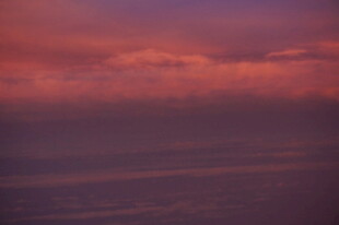 三亚梦幻粉紫天空下的广阔景象