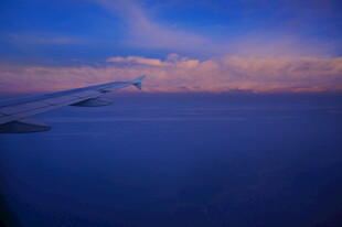 三亚飞机窗外的壮丽云海景观