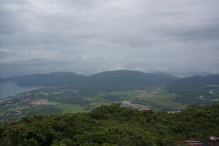 三亚云雾缭绕的山峦景色