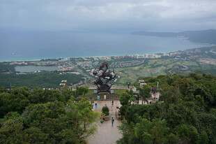 三亚山顶巨像俯瞰山海美景