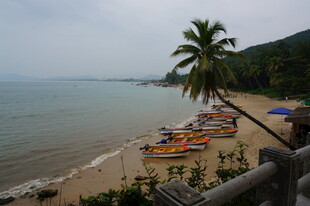 三亚海滨沙滩上的多彩船只