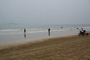 三亚海边漫步的惬意时光