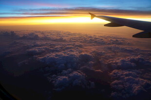 三亚高空之上的壮丽云海景观