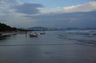 三亚海边黄昏下的宁静沙滩