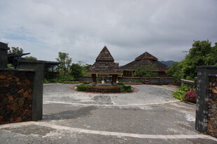 三亚古老寺庙前的开阔场地