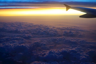 三亚飞机上俯瞰壮丽云海日出