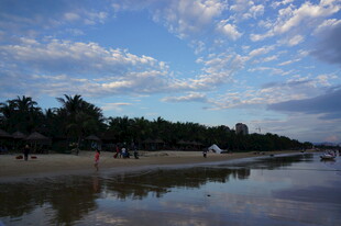 三亚湖畔蓝天绿树风景如画