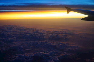 三亚飞机上俯瞰壮丽云海日出