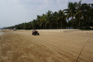 三亚沙滩上的四轮摩托车