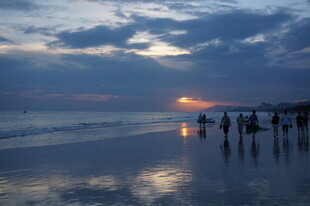 三亚海边日落漫步场景