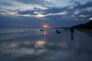 三亚黄昏海滩漫步的静谧美景