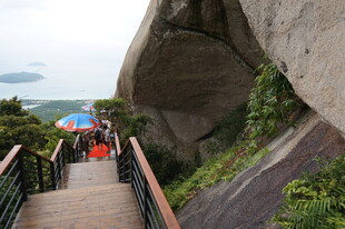 三亚山间栈道上的游客身影