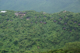 三亚翠绿山峦间的隐秘建筑
