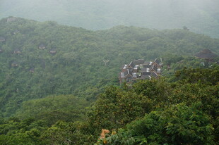 三亚山林云雾缭绕的自然景致