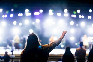 观众在演唱会现场热情欢呼