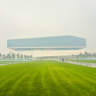 现代建筑与翠绿草坪景观