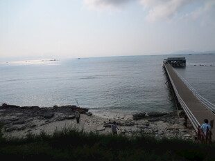 三亚海边长堤风景