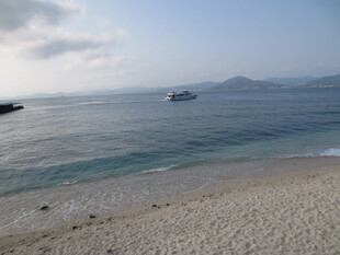 三亚美丽海滨沙滩与海上船只