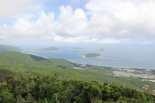 三亚山巅俯瞰碧海绿岛美景