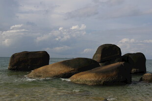三亚海边礁石景观
