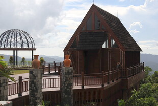 三亚森林中的木质观景小屋