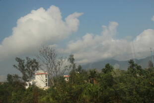 三亚蓝天绿树间的白色建筑