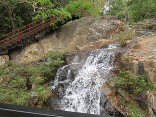 三亚山间瀑布旁的木质栈道