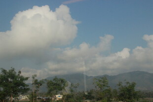 三亚蓝天白云下的山林景致