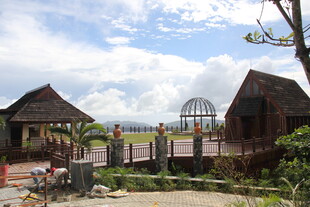 三亚海滨木屋景观