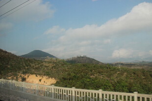 三亚公路旁的青山蓝天美景