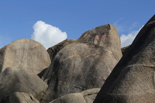 三亚巍峨巨石屹立蓝天之下