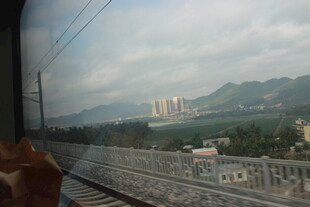 三亚火车窗外的山川城镇景色