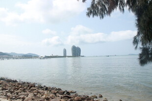 三亚海滨风光 远处高楼与水域