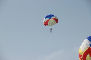 三亚空中多彩降落伞