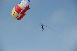 三亚空中彩色风筝飞翔