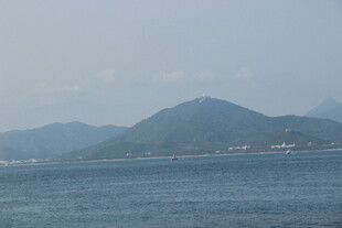 海上青山远景