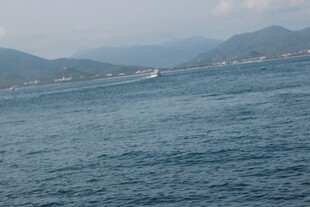 海上风光 远处船只与山峦