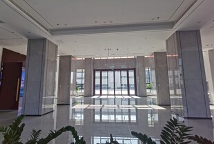 宽敞明亮的大厅室内空间