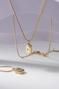 精致金项链饰品展示