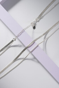 简约精致银项链饰品展示