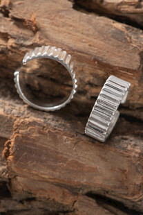 钻石戒指与银饰置于木上