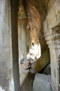 古老石窟内的神秘景象