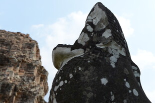 古老石像与岩石景观