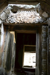 古老建筑门洞细节特写