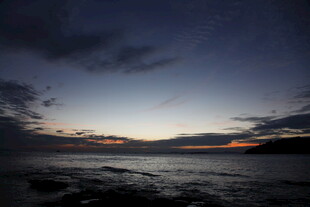 海边暮色中的美丽天空